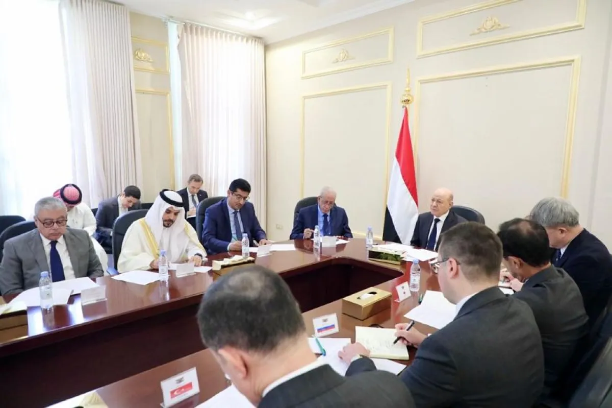العليمي لسفراء الدول الراعية: إذا أفلت الحوثيون وإيران من الردع اليوم فالعالم سيدفع الثمن غداً