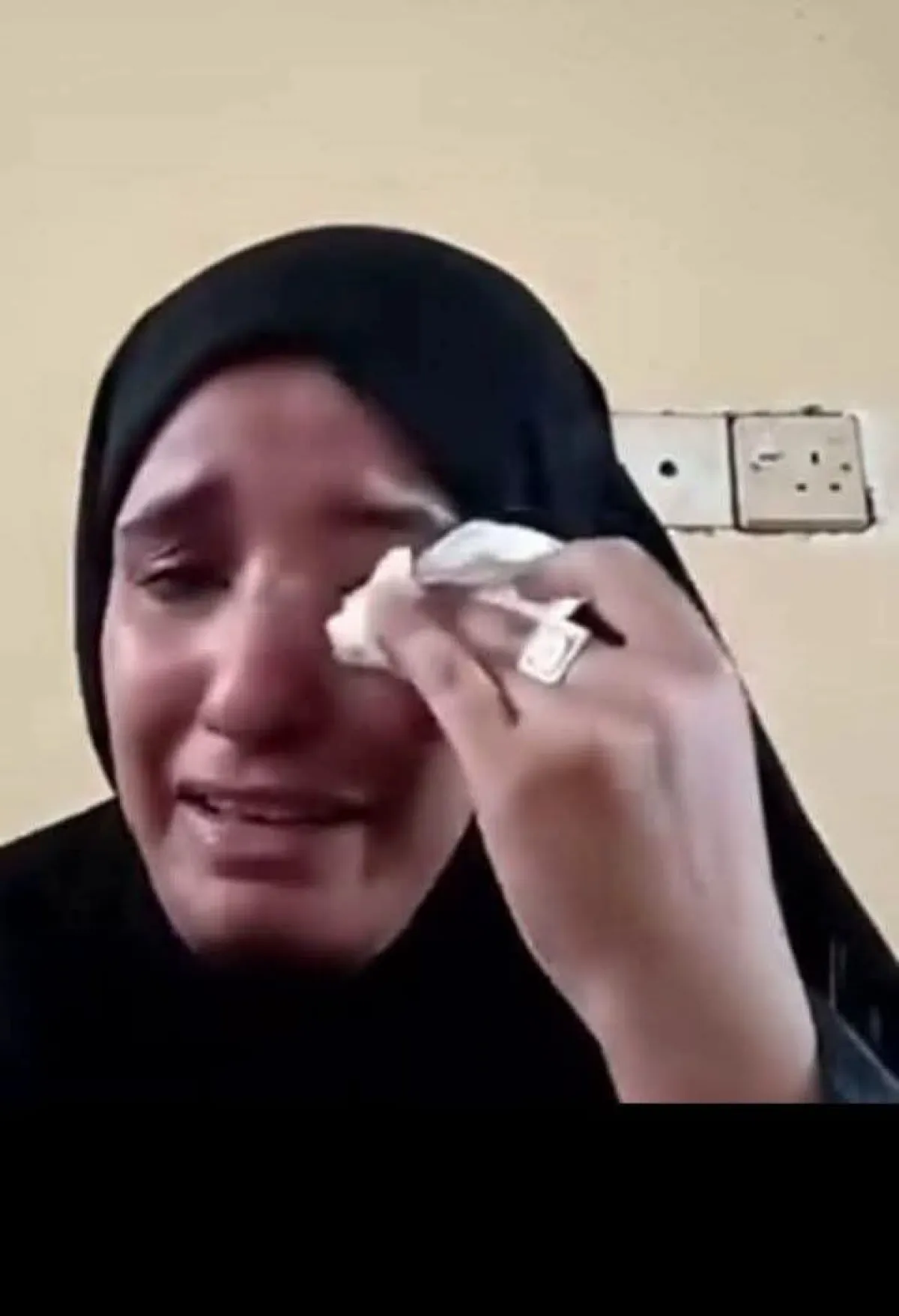 ناشطة حقوقية تكشف انتهاكات صادمة بحق النساء في نقاط التفتيش وأقسام الشرطة الخاضعة للحوثيين بالحديدة