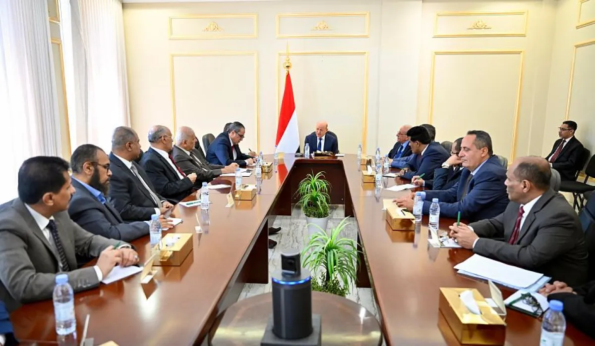 العليمي يحث الأحزاب على تجاوز العمل التقليدي وقيادة معركة الوعي ضد المشروع الإيراني