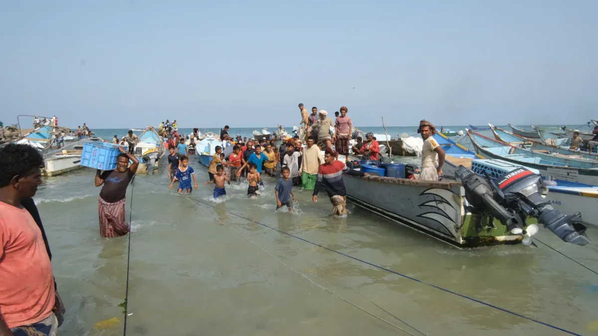 الخوخة تستقبل 15 صياداً بعد الإفراج عنهم من إريتريا بعد ثلاثة أشهر من الاحتجاز
