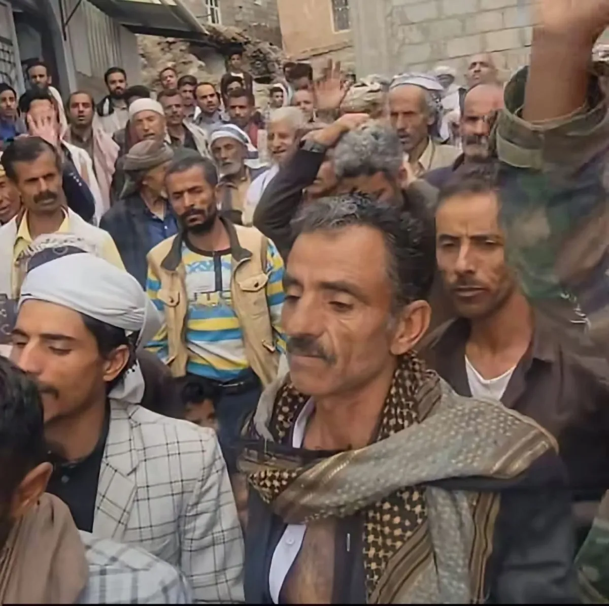 إب.. وقفة احتجاجية تطالب بإعدام قتلة الشاب محمد النجار وتعقب المتهمين الفارين