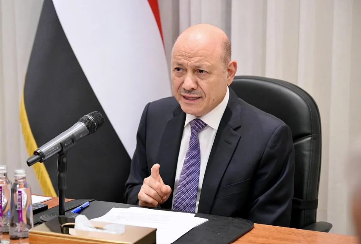 في اجتماع مشترك لمحافظي المحافظات واللجنة الأمنية العليا.. العليمي يرحب بالمبادرة الأردنية ويؤكد: السيادة خط أحمر