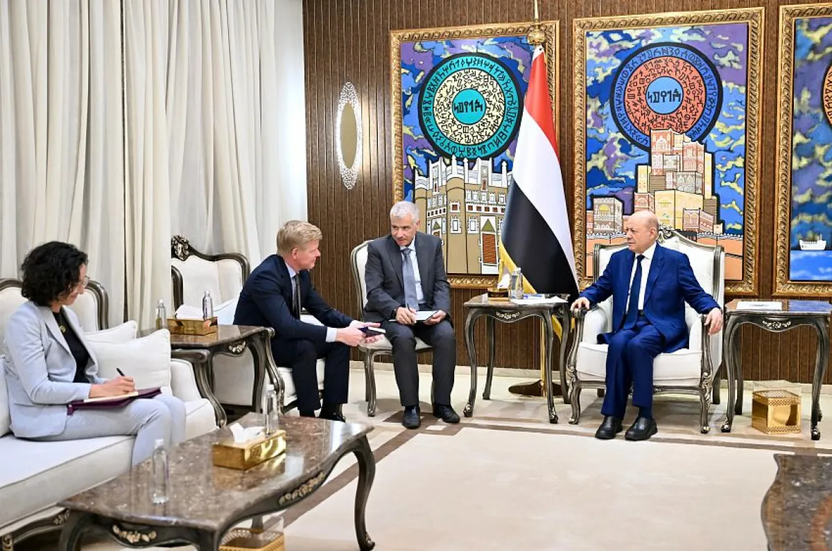 العليمي يجدد للمبعوث الأممي: السلام الحقيقي يبدأ بإنهاء انقلاب الحوثيين وحصر السلاح بيد الدولة