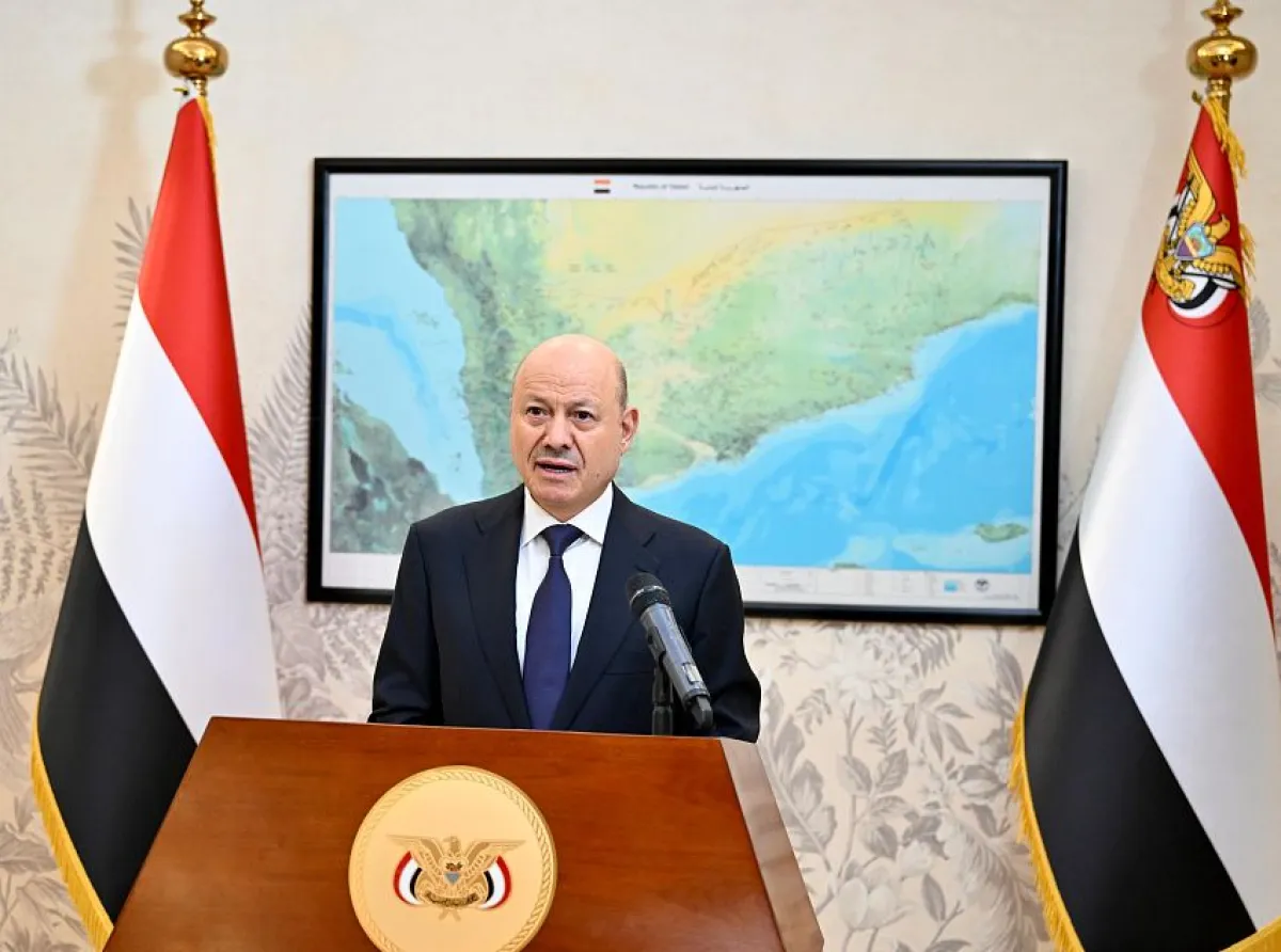 العليمي يدعو اليمنيين للالتفاف حول الدولة ويعلن استئناف تصدير النفط
