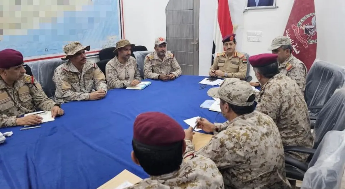وزير الدفاع يترأس اجتماعاً عسكرياً طارئاً ويؤكد الجاهزية والتنسيق بين الوحدات العسكرية