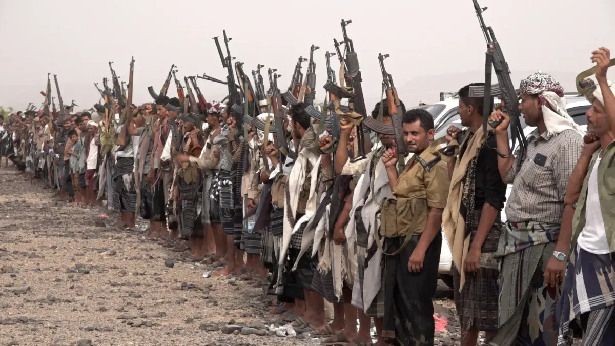 وقفة قبلية مسلحة في موزع تؤكد دعمها للحسم العسكري واستعادة الدولة وترفض أي تسوية مع الحوثيين