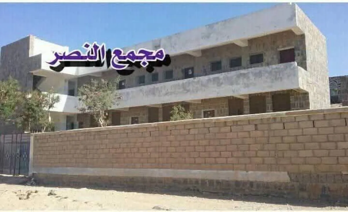 انقطاع الرواتب يغلق مدرسة في عمران ويحرم مئات الطلاب من الدراسة
