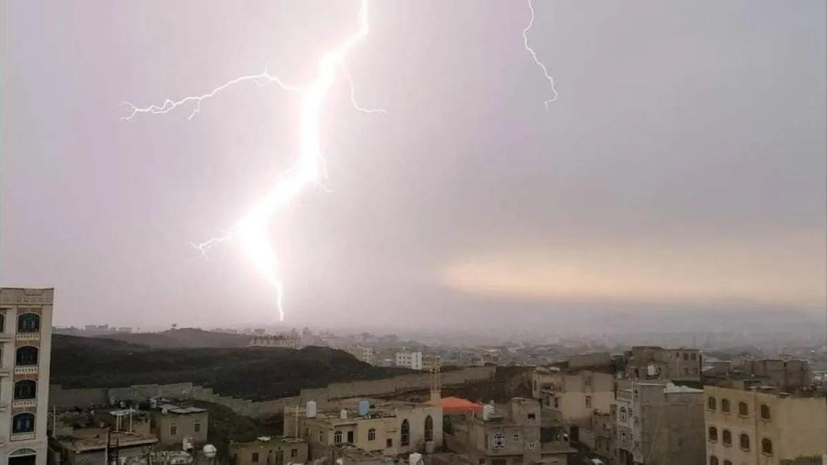الحديدة.. إصابة خمسة بصاعقة رعدية وانهيار منزل ونفوق مواشٍ في حيس