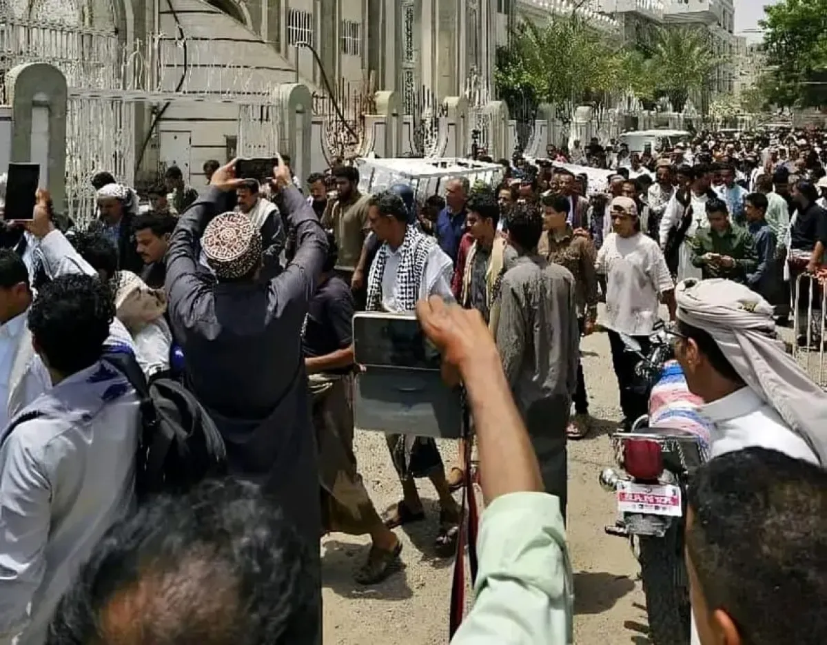 تعز تودع الصحفي محمد عيضة إلى مثواه الأخير وسط مطالبات بالعدالة