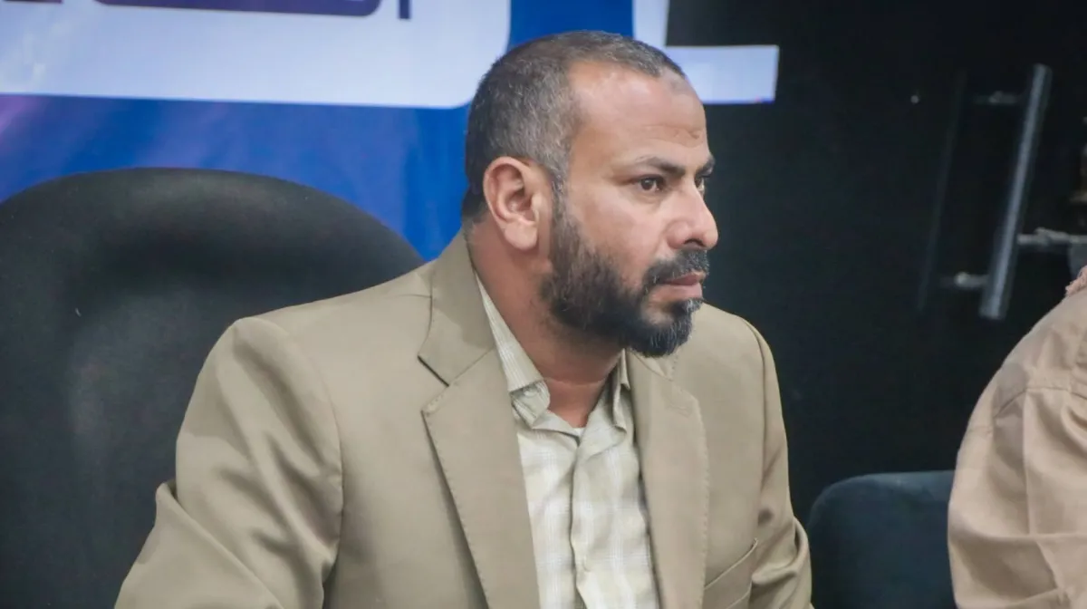 محافظ الضالع يوقف 10 مسؤولين ويُحيلهم إلى النيابة العامة