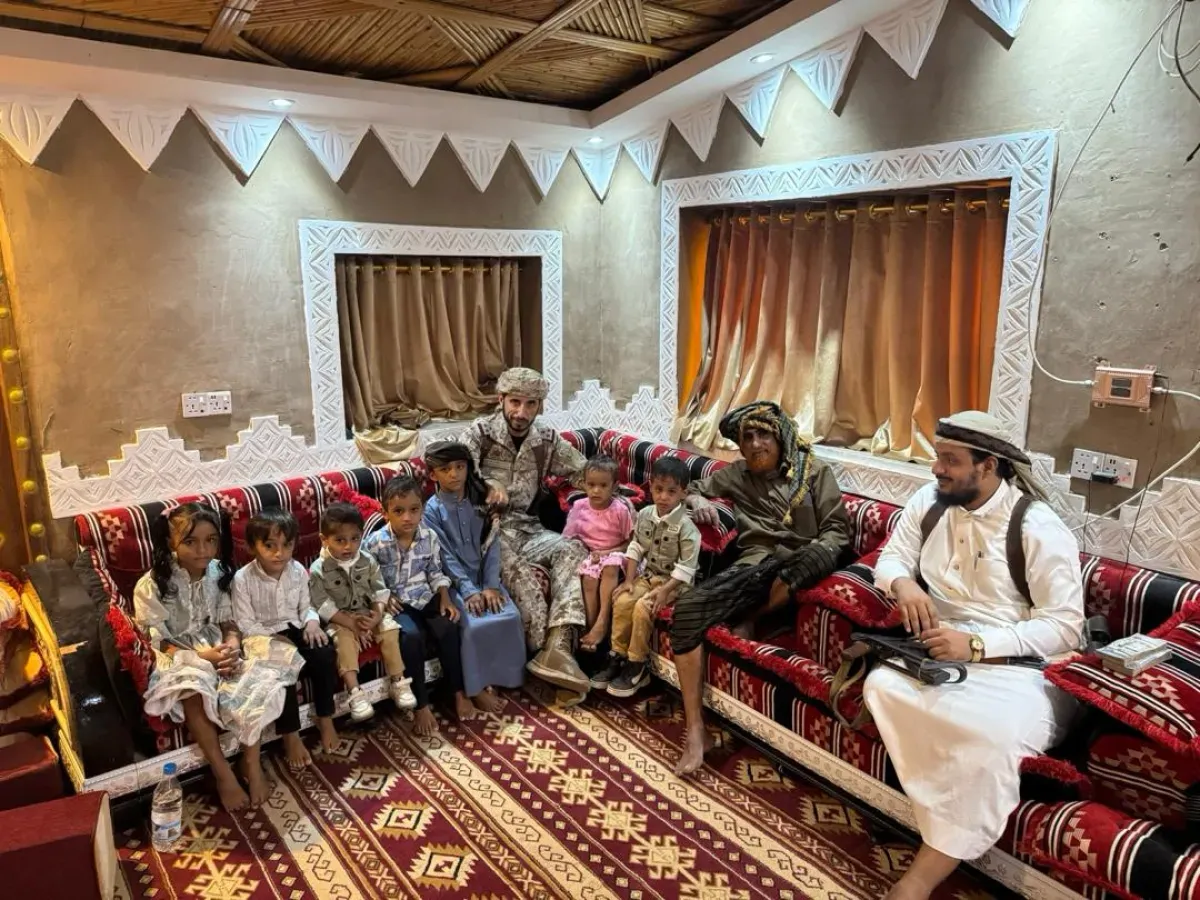 قائد العمليات المتقدمة بالمخا يزور أسرة الشهيد العميد يحيى وحيش ويشيد ببطولاته الوطنية