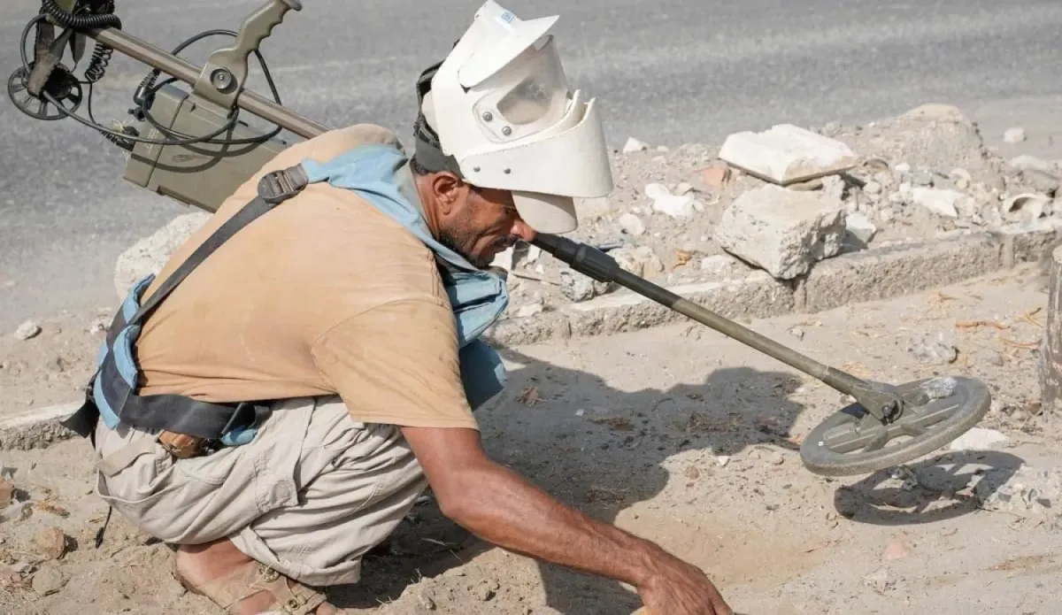 حجة.. فرق الهندسة العسكرية تنتزع حقل ألغام حوثية في مديرية عبس