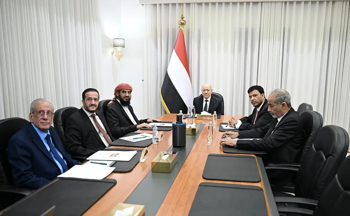 مجلس القيادة يؤكد جاهزية الدولة ويحذر من تداعيات الهجمات الحوثية على الملاحة الدولية