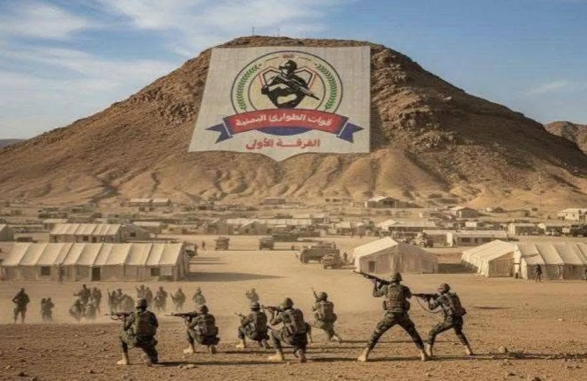 عشرات الشهداء والجرحى بهجوم حوثي بالصواريخ والمُسيرات استهدف معسكرات للقوات الحكومية في مأرب وحضرموت