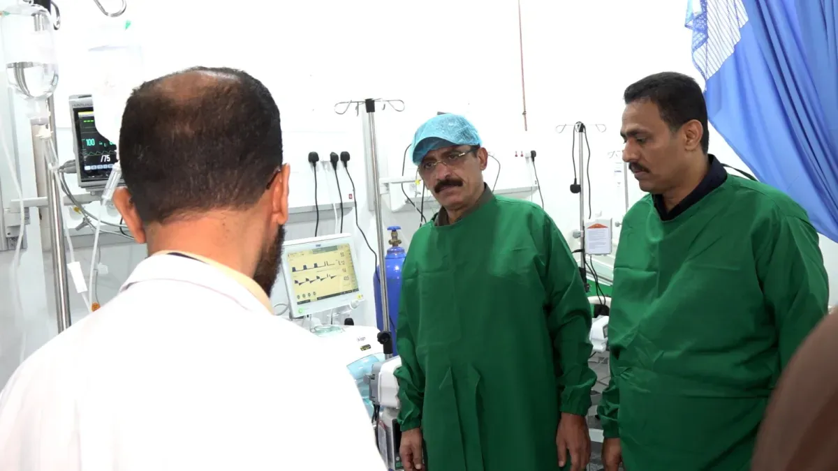 أمين عام المكتب السياسي يزور جرحى الاعتداءات الحوثية على المخا والخوخة