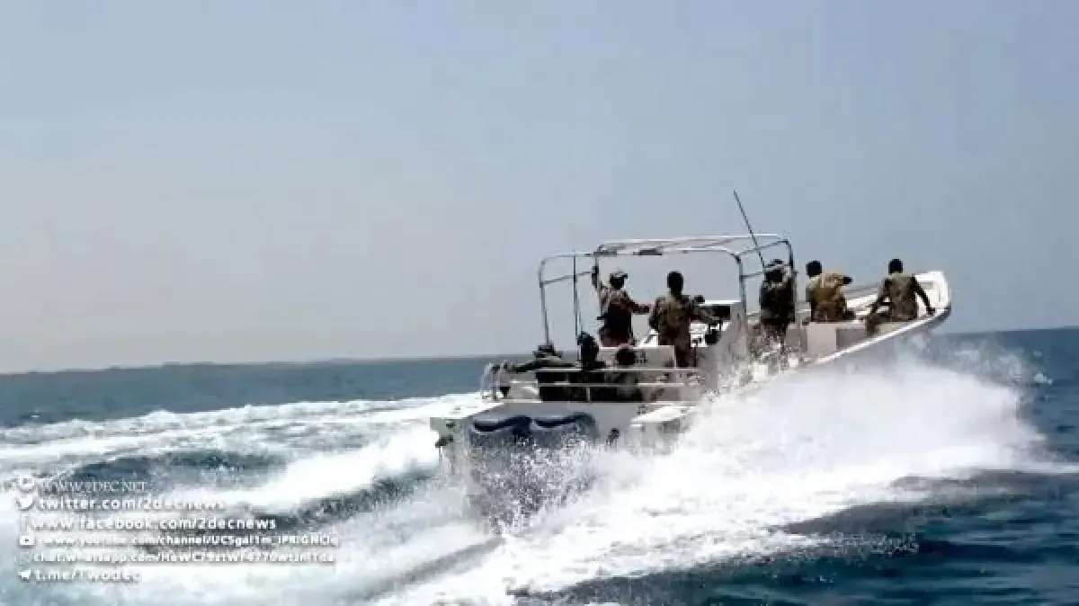 قوات البحرية وخفر السواحل تدمر زورقين حوثيين وتحبط إطلاق مسيرات مفخخة