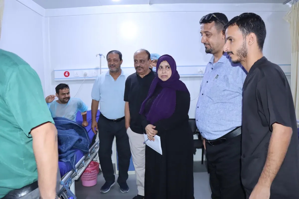 اللجنة الوطنية للتحقيق تتفقد مصابي الهجمات الحوثية على السفينة "تهامة" وميناء المخا