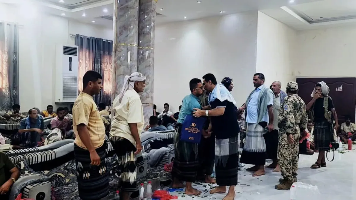 المخا.. قيادات من المكتب السياسي والسلطة المحلية تقدم واجب العزاء في الشهيدين عبدالرزاق وشوجر