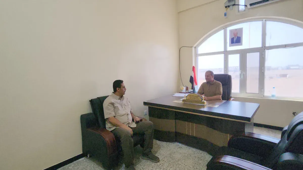 المزلم والوجيه يتفقدان عددًا من المرافق في ذو باب المندب ويطلعان على أوضاع المواطنين