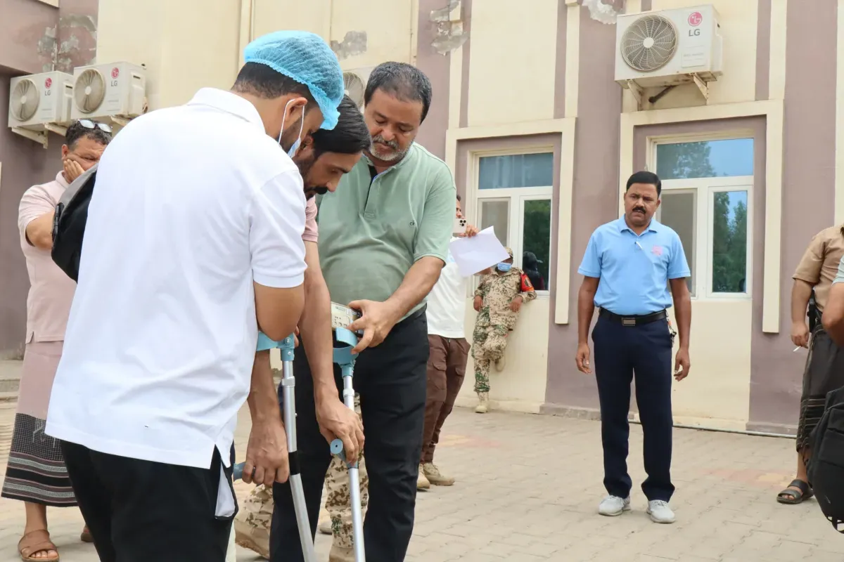 بحّارة «تهامة» الناجون من الهجوم الحوثي يغادرون المخا بعد تماثلهم للشفاء