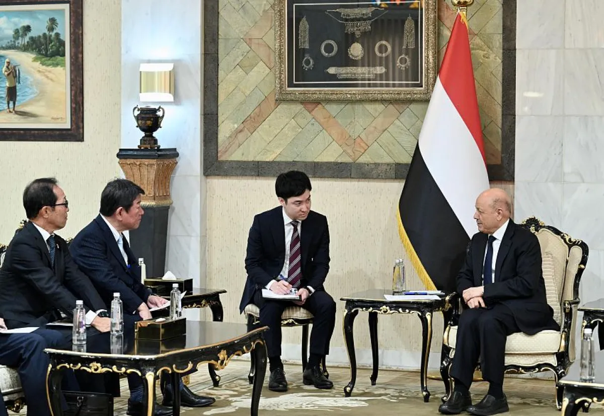 العليمي يدعو اليابان لتوسيع دعم خفر السواحل ومكافحة التهريب والإرهاب