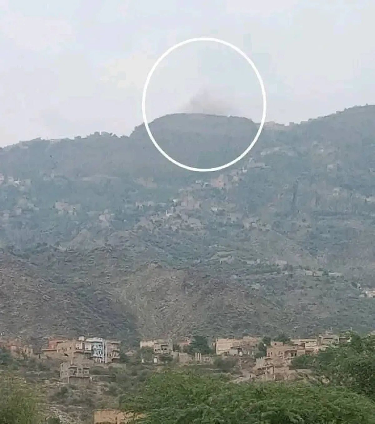 صاروخ حوثي يسقط على منزل في ميراب شمير.. والسلطة المحلية تدين