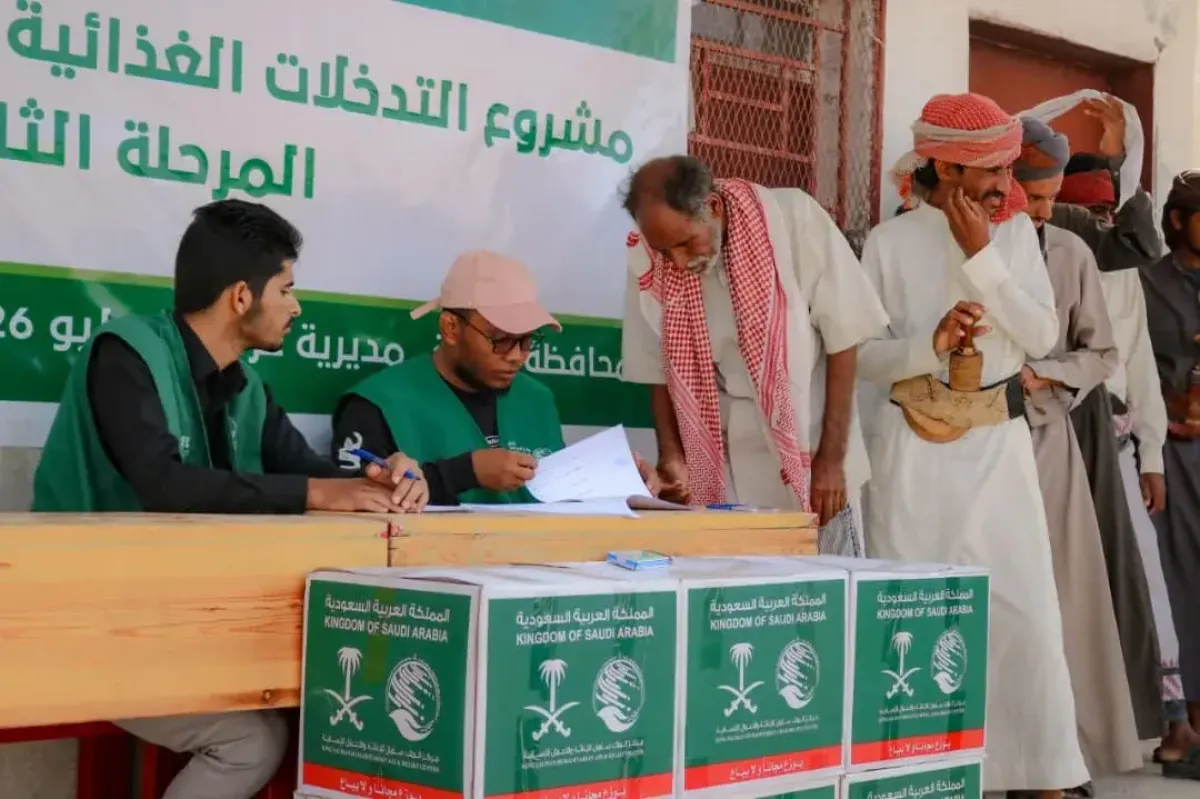 مركز الملك سلمان يوزع 5760 سلة غذائية على الأسر الأشد احتياجاً في شبوة