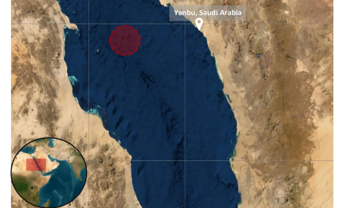 حريق في ناقلة نفط سعودية بعد استهدافها بمقذوف قبالة ينبع