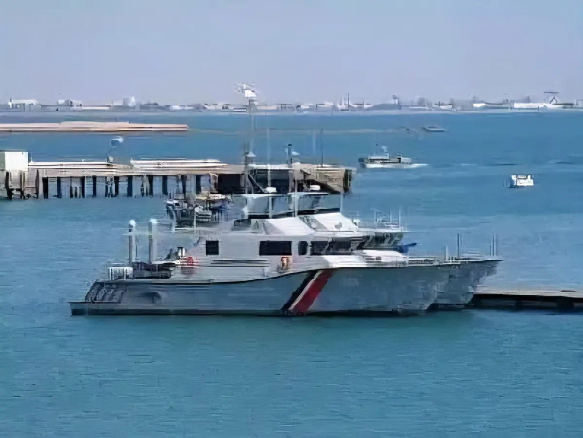 خفر سواحل خليج عدن تحبط تهريب شحنة محملة بالسجائر ومواد متنوعة قبالة عدن