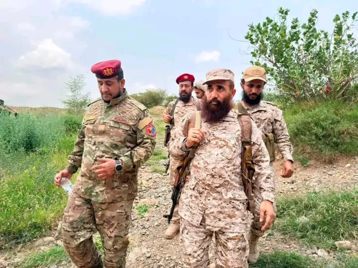 قائد المنطقة العسكرية الرابعة يتفقد جبهات تعز ويشيد بالجاهزية واليقظة