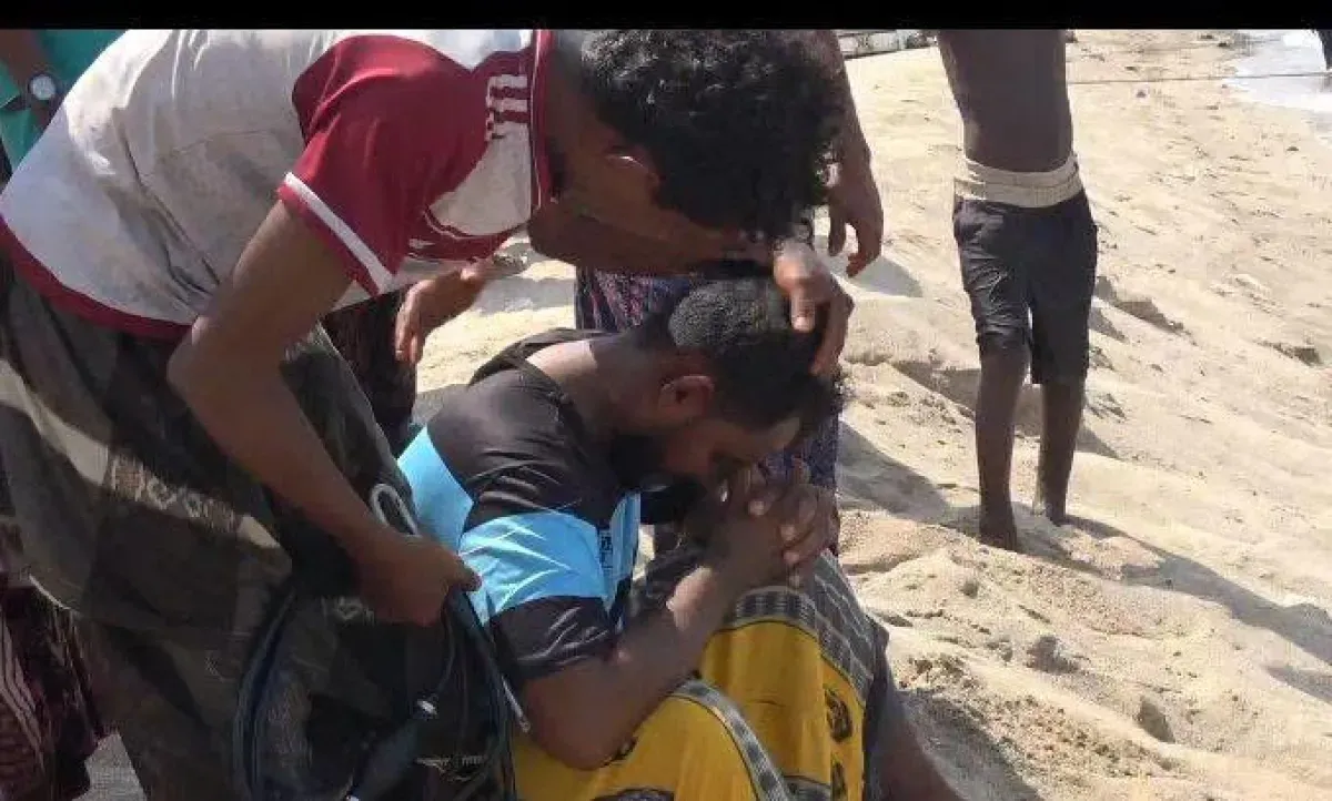 وصول 120 صيادًا إلى الخوخة بعد نجاتهم من قصف حوثي قرب جزيرة حنيش في البحر الأحمر