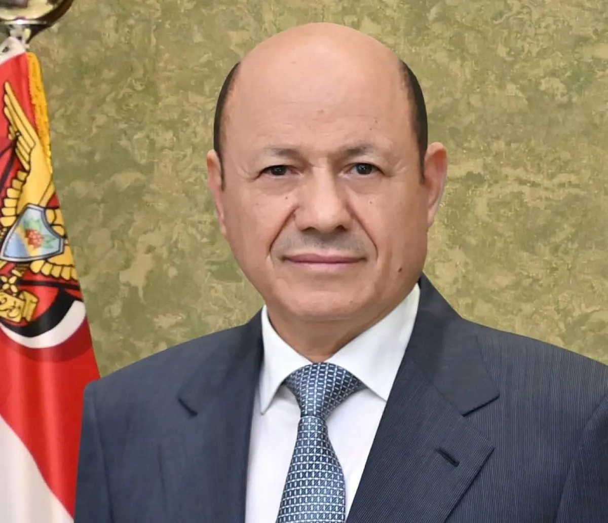 العليمي يوجه بتكريم أوائل الثانوية وأولوية للمتفوقين في المنح.. وإنصاف المتظلمين ودعم المعلمين