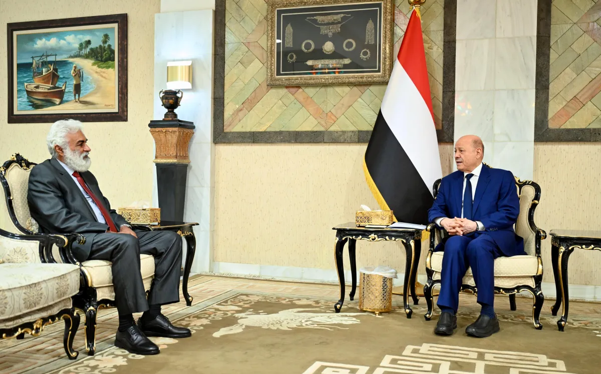 الرئيس العليمي يدعو للانتقال من إدارة الاحتياجات الطارئة إلى التخطيط للتعافي وإعادة الإعمار