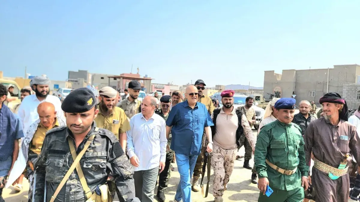 محافظ تعز يطلع على أضرار مرفأ باب المندب ويشيد بيقظة القوات البحرية وخفر السواحل