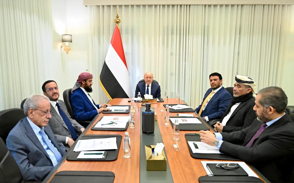العليمي يرأس اجتماعاً مشتركاً لـ"الرئاسي" والحكومة: تشديد على استعادة أدوات الدولة السيادية وتجفيف منابع تمويل وتسليح الحوثيين