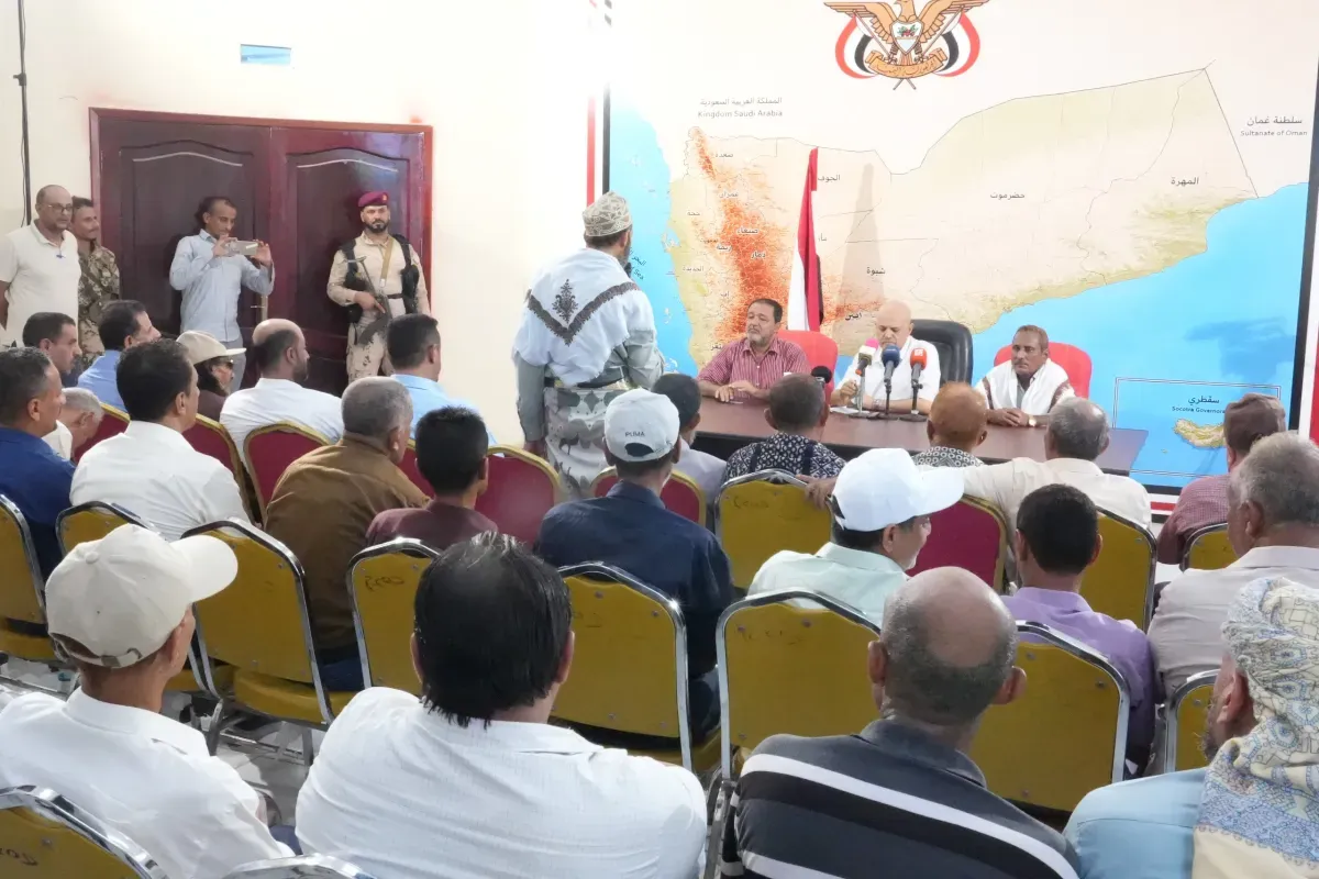 محافظ تعز يلتقي قيادات السلطة المحلية بالمخا وممثلين عن المتضررين والصيادين لمناقشة أضرار الاعتداءات الحوثية