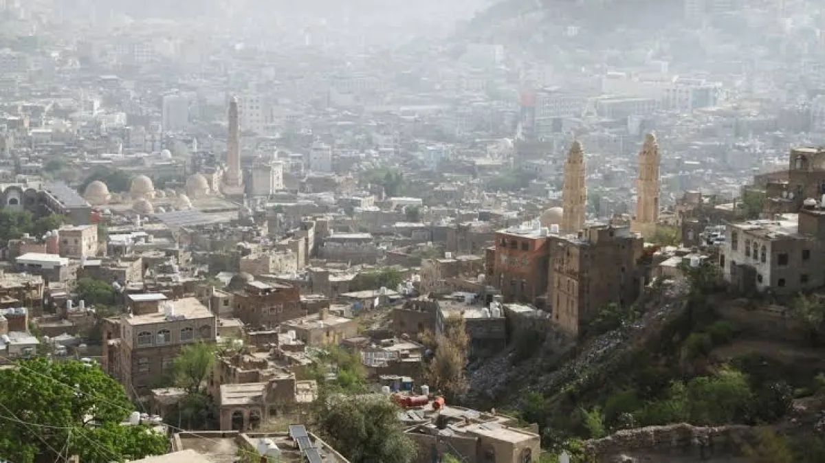 إصابة امرأة بجروح خطيرة بقصف حوثي استهدف حياً سكنياً شرقي مدينة تعز