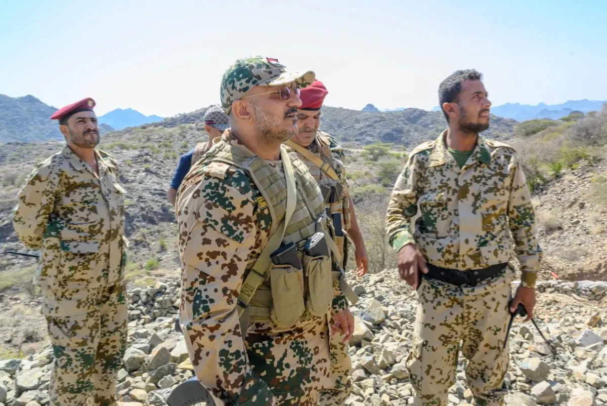 الفريق طارق صالح يطلع على الأوضاع الميدانية في جبهات محور تعز