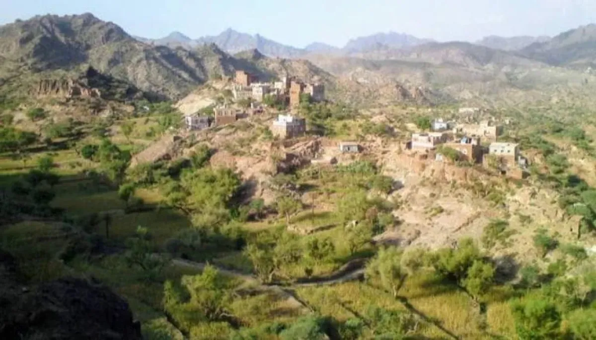 قصف حوثي يقتل مواطناً ويجبر أسرته على دفنه داخل منزله في مقبنة