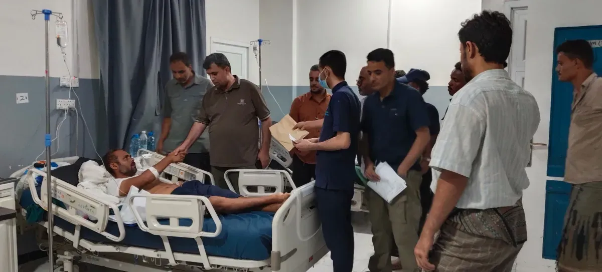 العزاني يتفقد الجرحى ويطلع على أوضاعهم الصحية