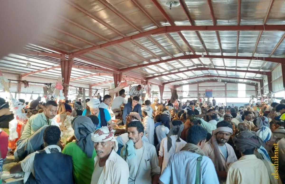 مصائب الساحل الغربي لا تتوقف: ابتزاز حوثي للتجار والمستهلكين تحت طائلة «تغيير العملة»