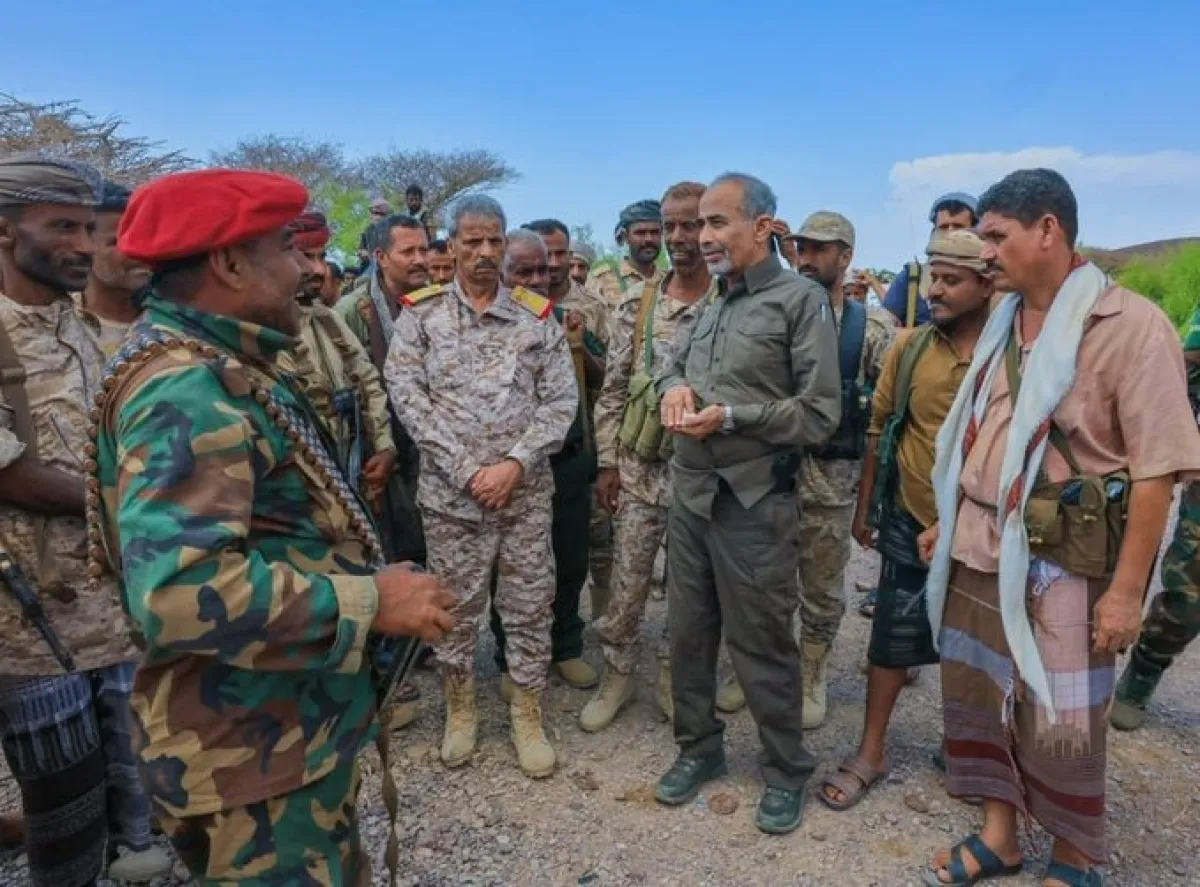 الصبيحي يتفقد الخطوط الأمامية في باب المندب وطور الباحة ويشيد بالجاهزية