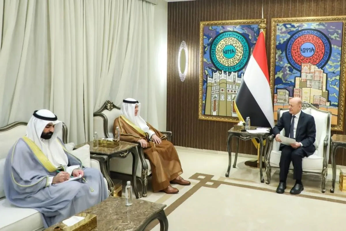 العليمي يتسلم رسالة من أمير الكويت ويؤكد حرص اليمن على تعزيز التعاون واستئناف المشاريع الكويتية