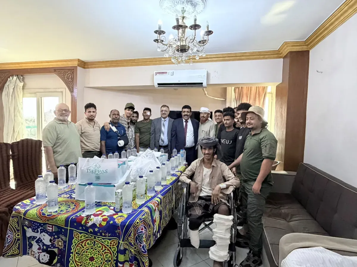 تنفيذًا لتوجيهات طارق صالح.. باجيل ومعزب يتفقدان جرحى المقاومة الوطنية في القاهرة