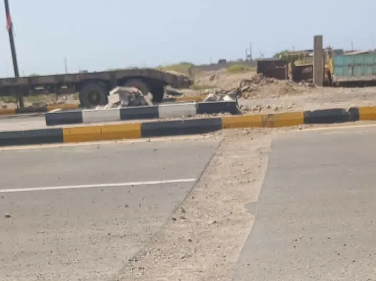الحوثيون يشرعون في تكسير شارع رئيسي بالمخا