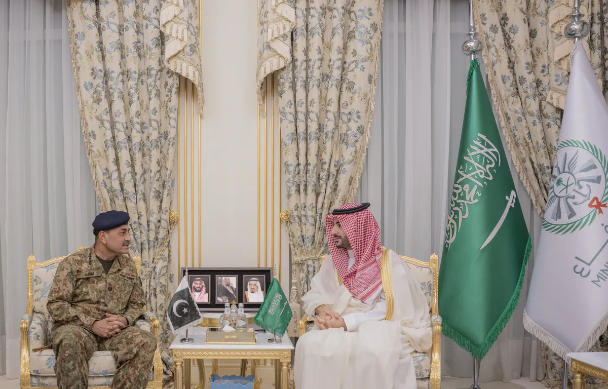 وزير الدفاع السعودي وقائد الجيش الباكستاني يبحثان تفعيل التعاون الدفاعي لمواجهة الاعتداءات على المملكة