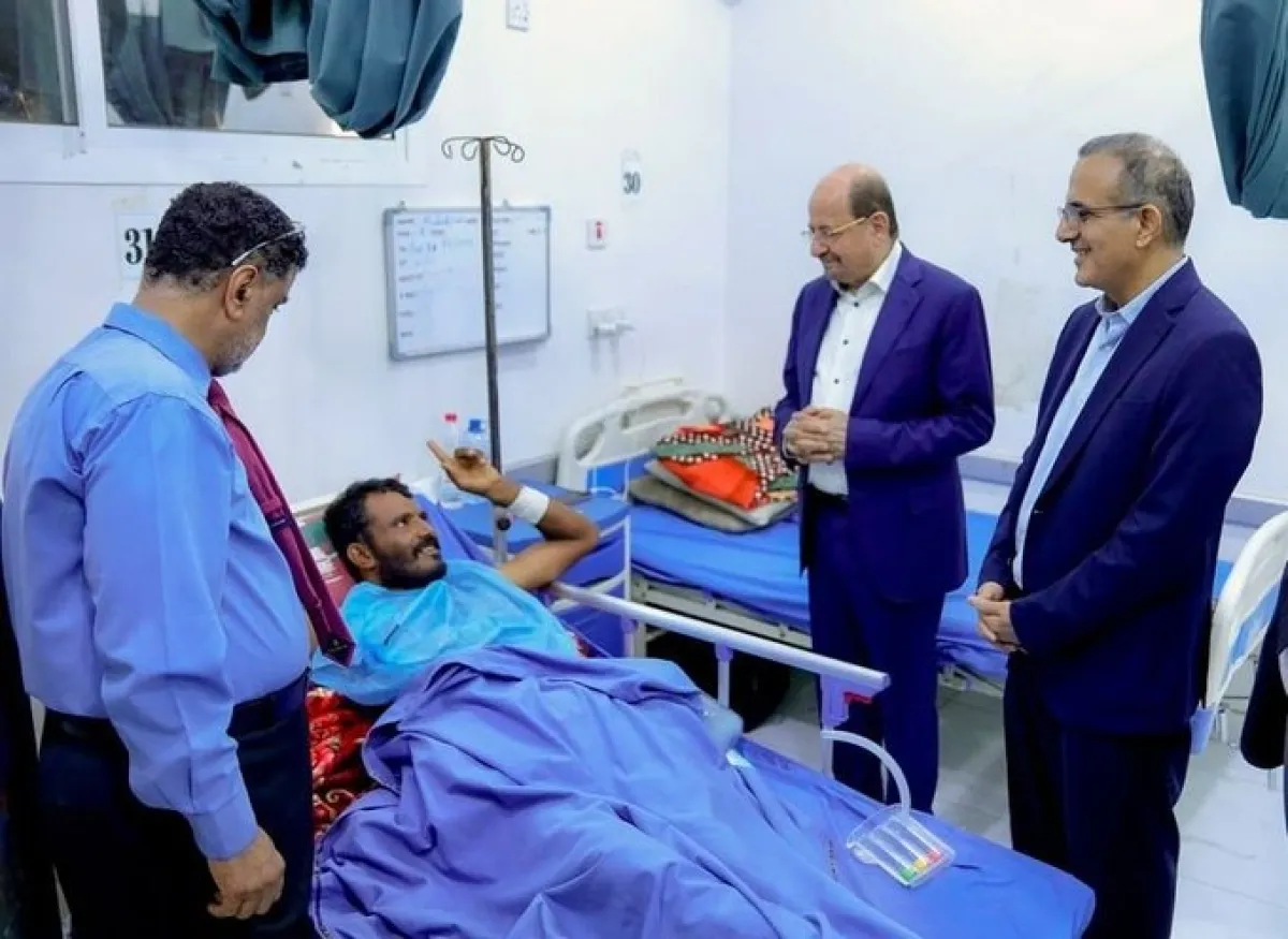 رئيس الوزراء يتفقد أوضاع الجرحى الأبطال في مستشفى عبود العسكري بعدن