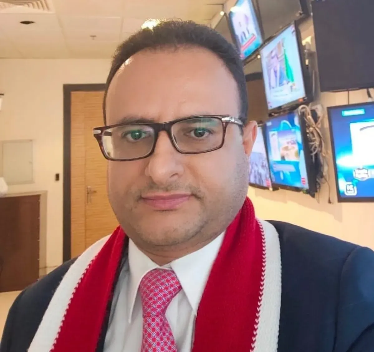 بين التحقيق والتلفيق: محمد عزان.. مناورة سياسيّة في كوكب زُحل!