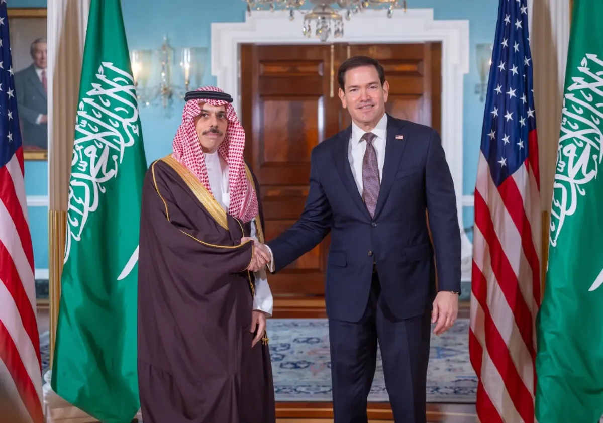وزيرا خارجية السعودية وأميركا يبحثان أمن الملاحة وتطورات اليمن وباب المندب
