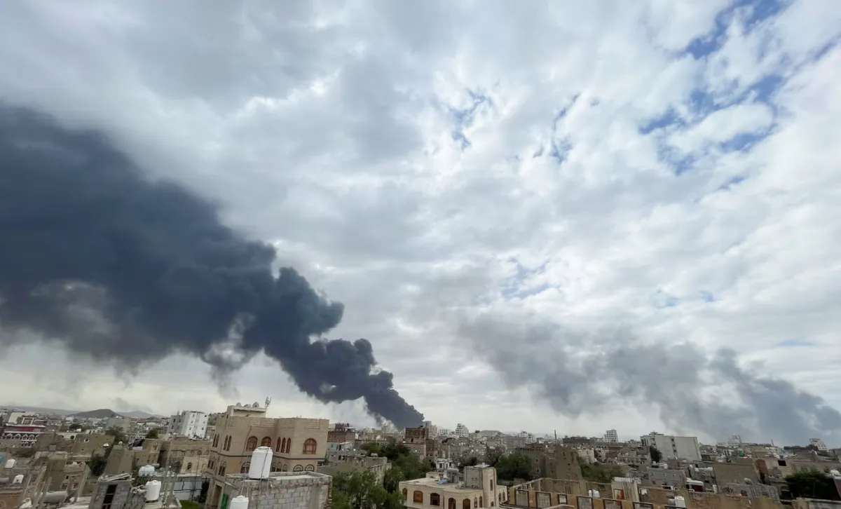 56 على الأقل يعملون بمعية إيرانيين.. هل قُتل خبراء أجانب في الضربات الأخيرة على صنعاء؟